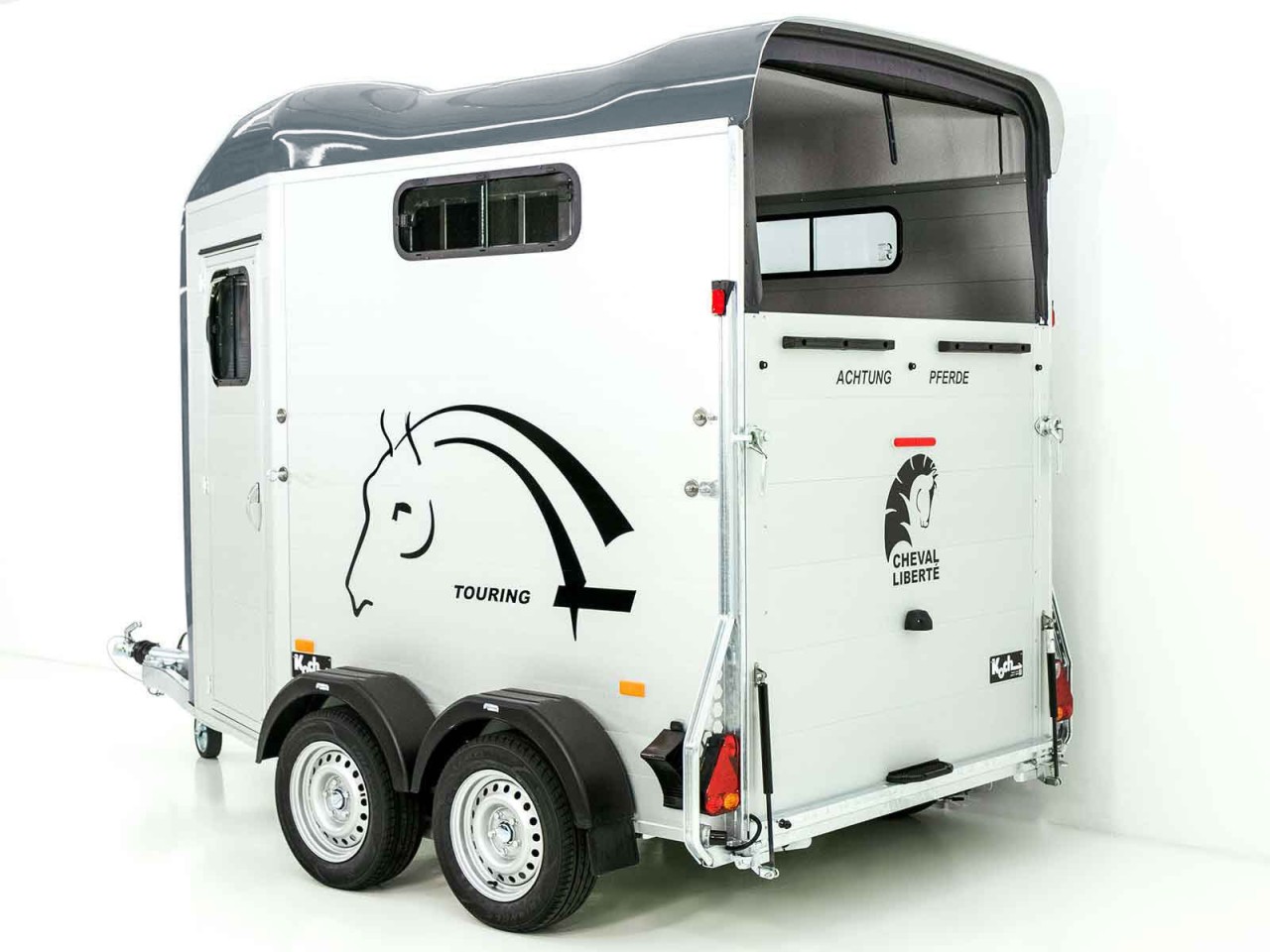 63.jpg Cheval Liberte Pferdeanhänger Touring Jumping|Pullman-Fahrwerk|Sattelkammer|grau-Neu – Image 1